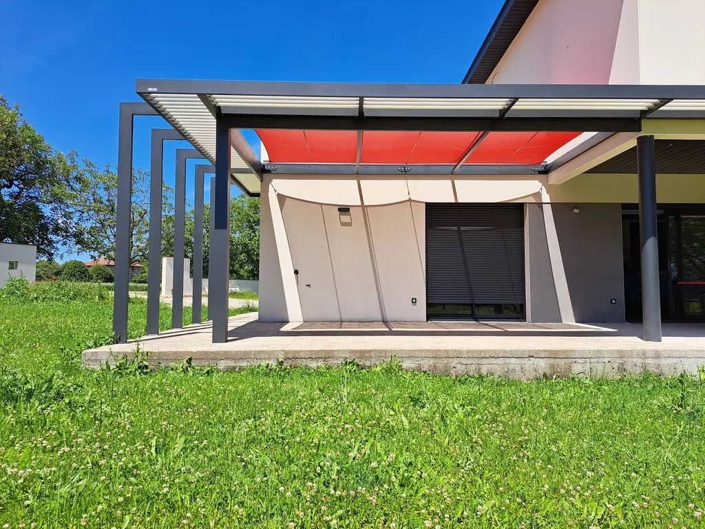 Tubes verticaux en aluminium installés le long de la terrasse pour faire grimper une glycine