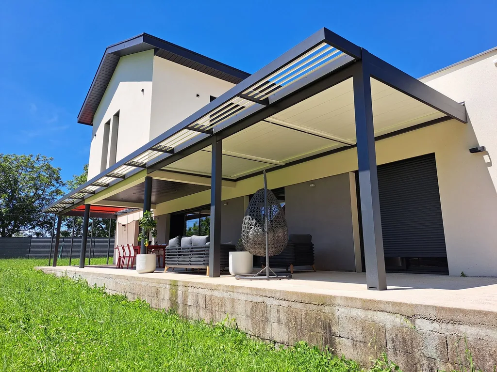 Brise-soleil en porte-à-faux prolongeant la couverture au-dessus du salon de terrasse