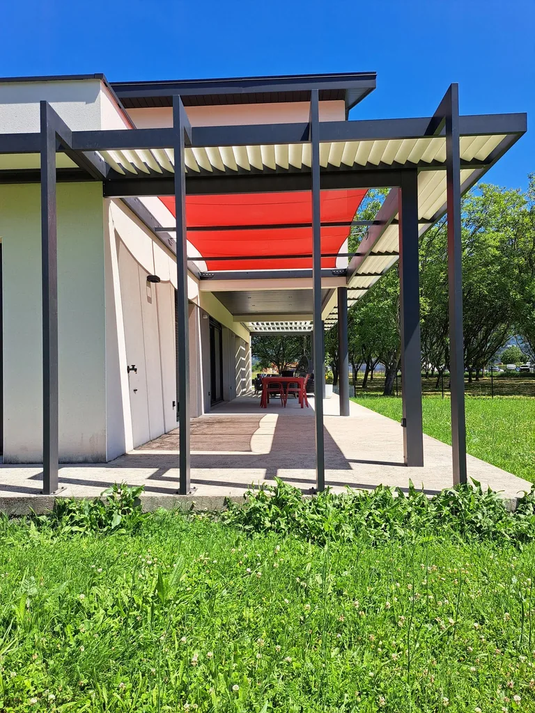 Perspective sous la structure, le long de la terrasse couverte