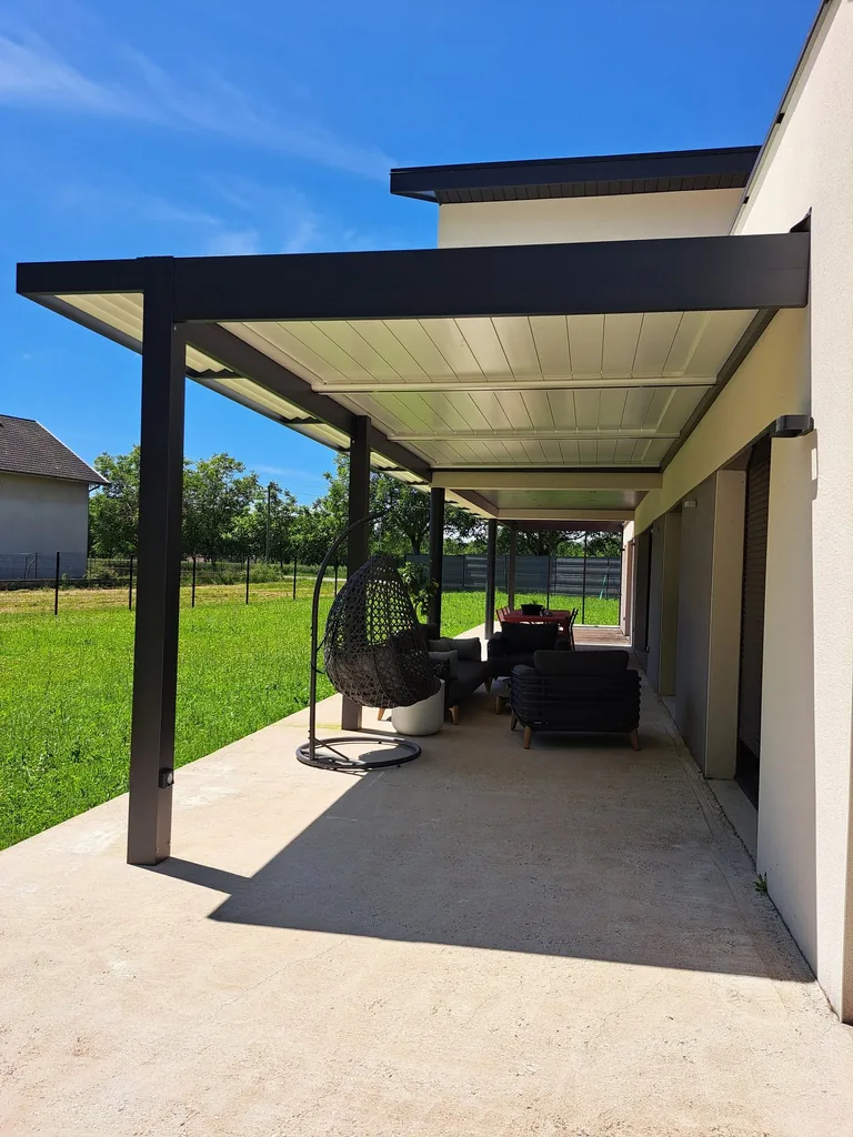 Terrasse abritée vue dans sa longueur sous la structure aluminium