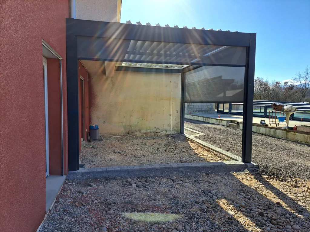 Lames orientables de la pergola vues en contre-plongée, à contre-jour